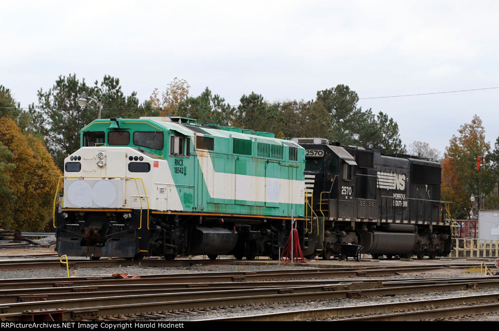 RNCX 18542 & NS 2570 sit in Glenwood Yard